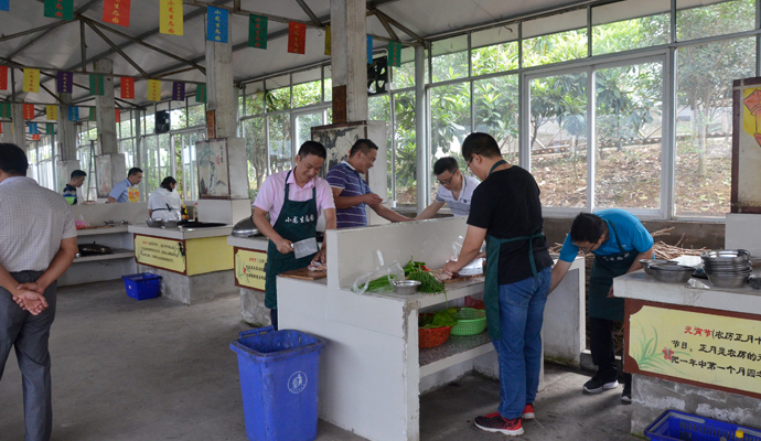 鐵盒包裝廠的小伙伴正在體驗農家樂