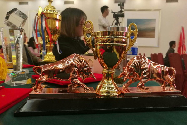 牛商爭霸賽表彰大會(huì)金裕制罐獲得的獎(jiǎng)杯